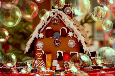 Weihnachtsdekoration mit Lebkuchenhaus