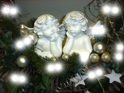 Zwei weiße Engelchen im Adventsgesteck