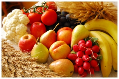 Erntedank-Dekoration mit Getreide Obst Gemüse
