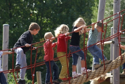 Eine Gruppe Kinder geht über eine Hängebrücke