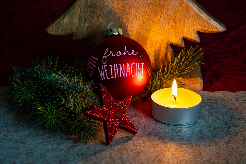 Weihnachtsdekoration mit Kugel und Teelicht