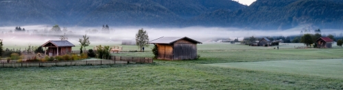 Landschaft mit Hütten im Nebel - Herbststimmung