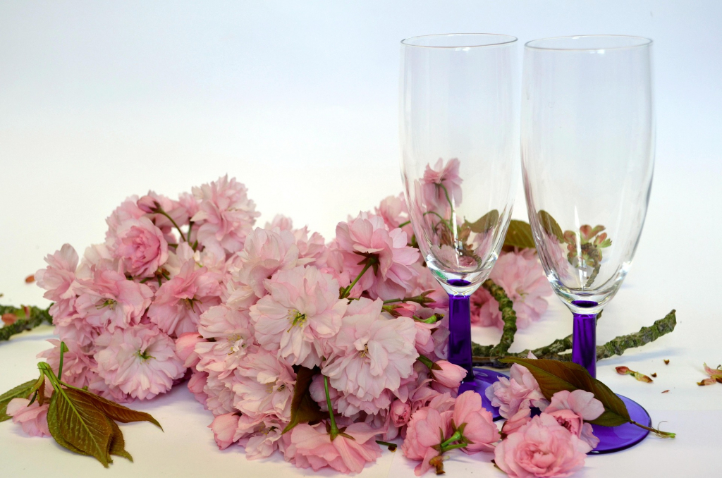 Blumenarrangement mit zwei Sektgläsern