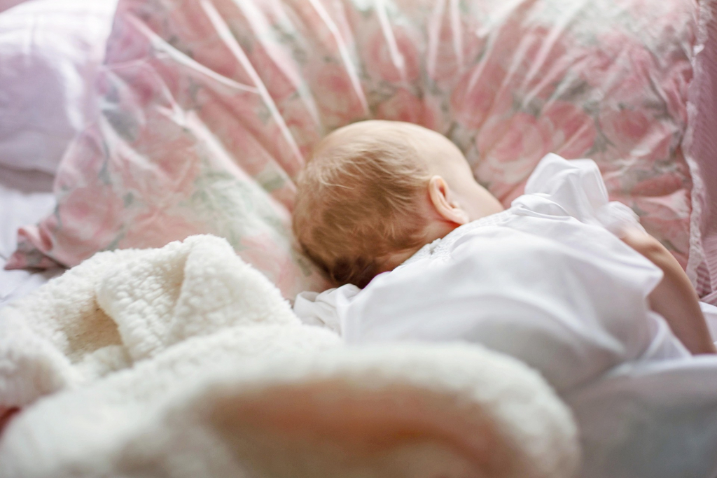 Baby in Bauchlage