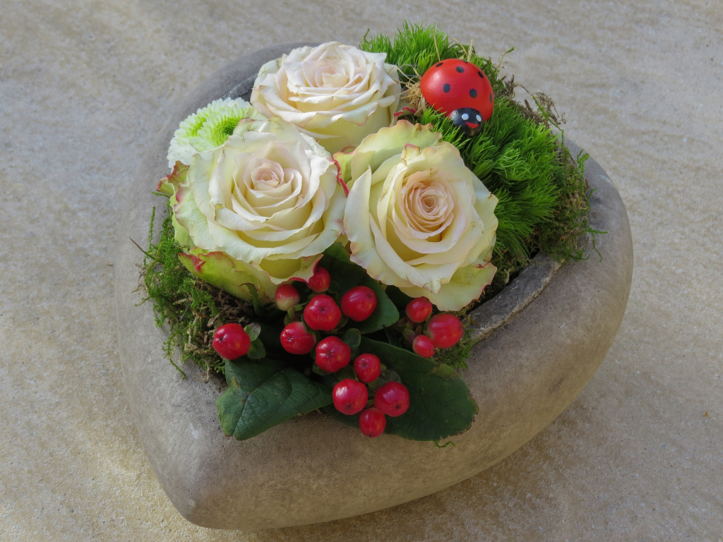 Muttertag Stein in Herzform mit Rosen bestückt