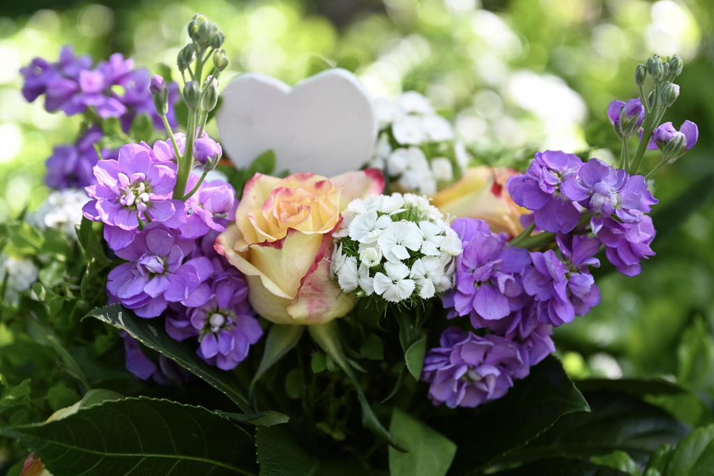 Blumenarrangement mit Herz