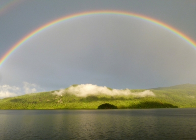Regenbogen über Seelandschaft