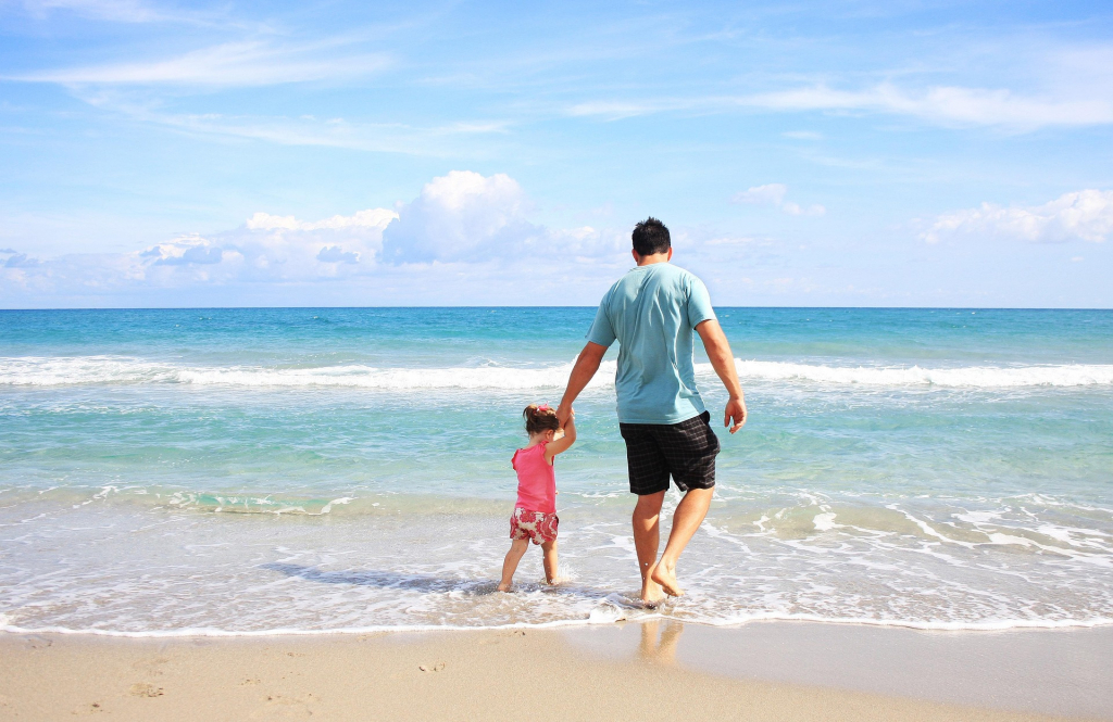 Vater mit Tochter am Strand