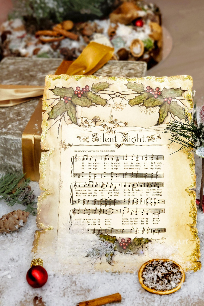 Weihnachtliches Notenblatt mit Dekoration