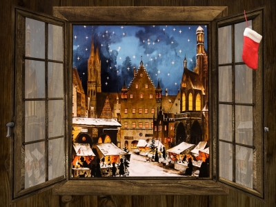 Blick durch Fenster auf Weihnachtsmarkt