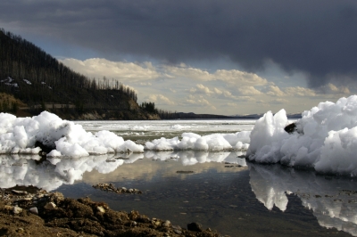 Verschneiter See im Winter